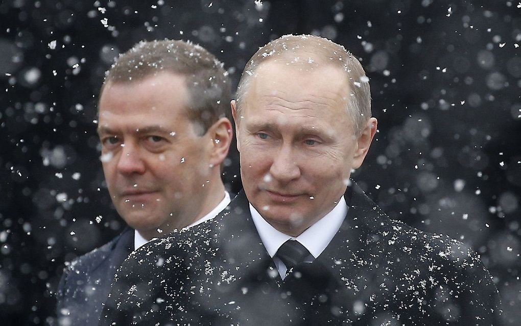 Russische premier Dmitri Medvedev (links) en Russische president Vladimir Poetin. beeld EPA