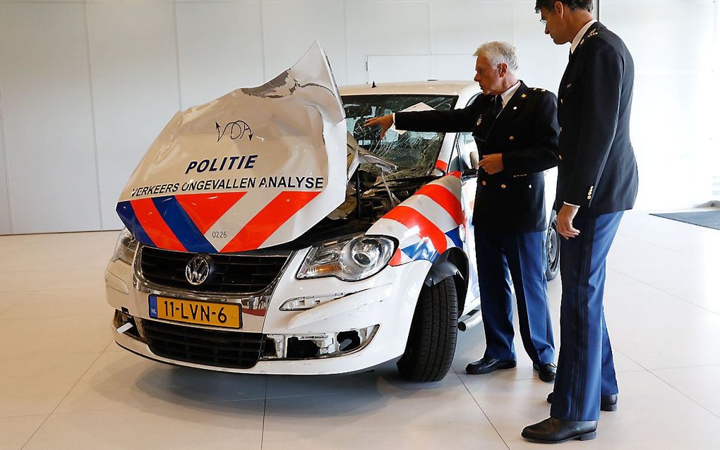 Voorafgaand aan een conferentie over geweld tegen hulpverleners in 2017 laat de politiecommissaris een door vuurwerk beschadigde testauto zien. beeld ANP