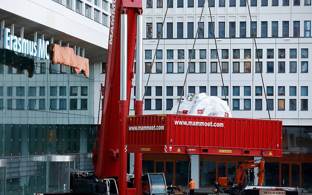 Het Schiedamse bedrijf Mammoet hijst bij een Nederlands ziekenhuis. beeld ANP