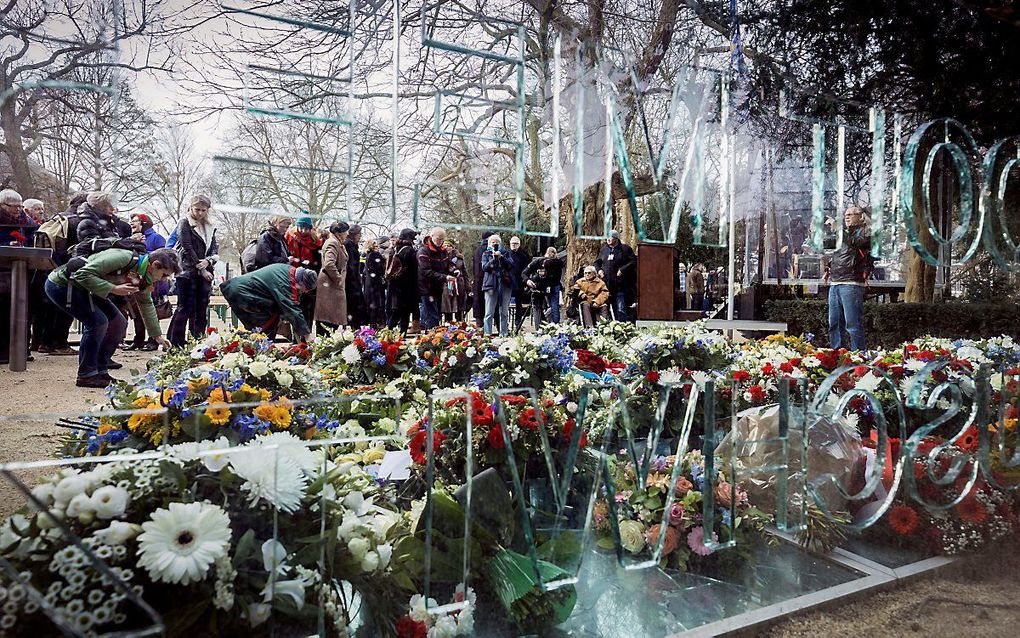 Wie zegt: „nooit meer Auschwitz” (Auschwitzmonument, Amsterdam) zegt ook: „nooit vergeten.” Foto: kranslegging bij het monument tijdens de Nationale Holocaustherdenking in 2018. beeld ANP, Martijn Beekman