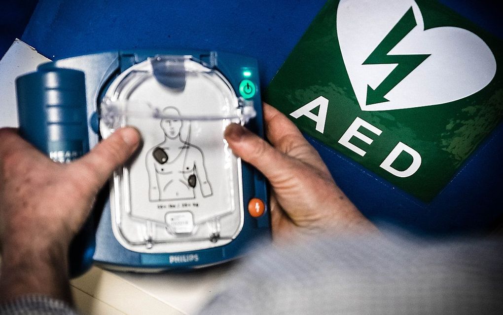 Een automatische externe defibrillator op de werkvloer. De AED is een draagbaar toestel dat gebruikt wordt bij het reanimeren van een persoon. Beeld ANP Rob Engelaar