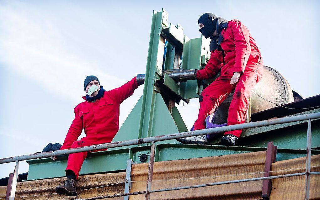 In 2018 bezetten een aantal actievoerders kolenoverslag EMO in de Rotterdamse haven. Ze protesteerden tegen een 25-jarige contractverlenging van het bedrijf. beeld ANP