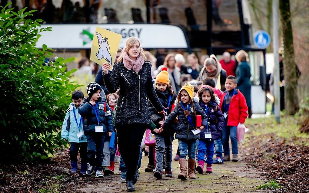 Kinderen van vluchtelingen in een noodopvanglocatie in Nederland op weg naar school. beeld ANP