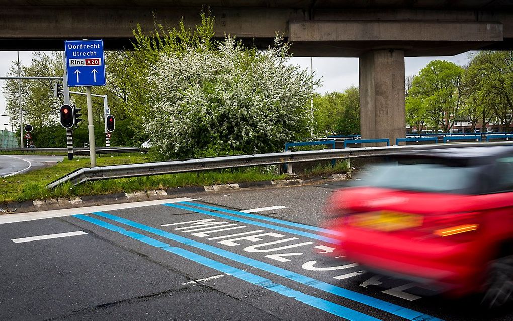 In milieuzones mogen alleen nog auto's komen die aan bepaalde eisen voldoen. beeld ANP