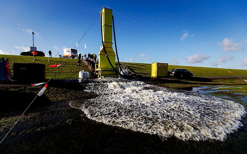 Een zeedijk wordt met behulp van een simulator getest op weerbaarheid tegen extreme weersomstandigheden. beeld ANP, Robin van Lonkhuijsen