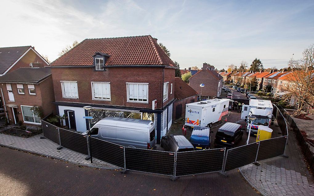 De politie doet onderzoek in een bedrijfspand aan de Van Leeuwenhoekstraat in Enschede, waar in november 2018 een viertal doden werden aangetroffen. beeld ANP, VINCENT ANNINK