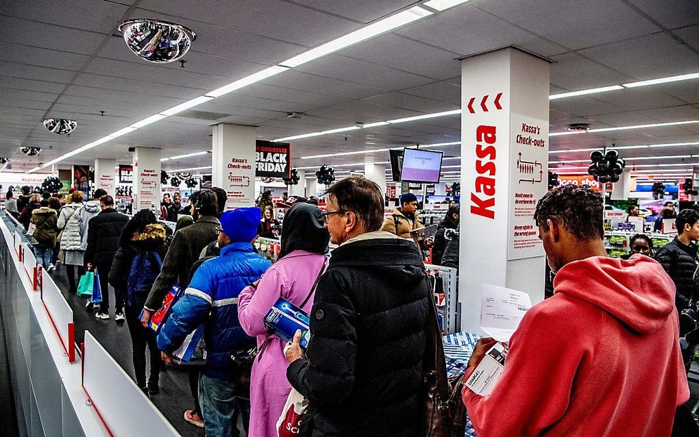 Koopjesjagers bij de MediaMarkt op Black Friday. Deze dag is overgewaaid uit Amerika. Het is de dag na Thanksgiving en markeert het begin van de kerstinkopen. In Nederland raakt het fenomeen ook steeds meer ingeburgerd. beeld ANP, Robin Utrecht