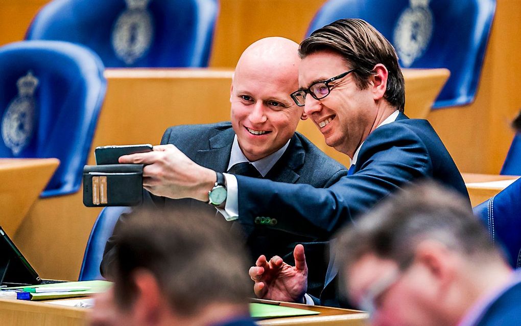 Twee D66'ers en een smartphone in de Tweede Kamer. beeld ANP