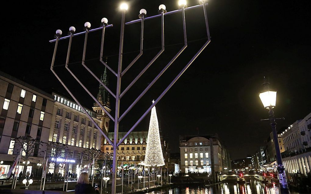 Een joodse kandelaar verlichtte in 218 het centrum van Hamburg. beeld EPA, Focke Strangmann