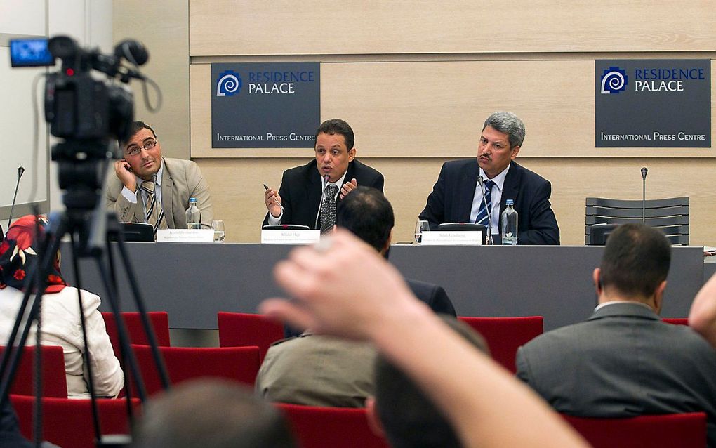 Khalid Benhaddou (links, schuin achter de camera) bij een persconferentie over jonge, geradicaliseerde Europeanen. beeld AFP