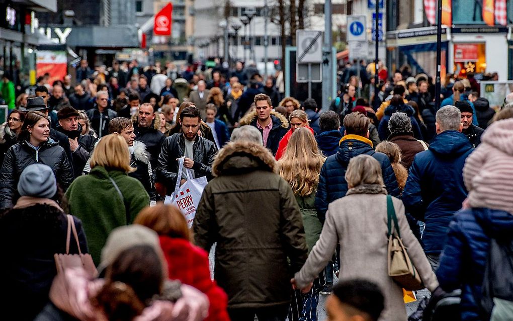 Een volle winkelstraat. beeld ANP