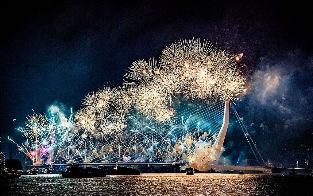 De jaarlijkse vuurwerkshow rondom de Erasmusbrug in Rotterdam, in 2019. beeld ANP