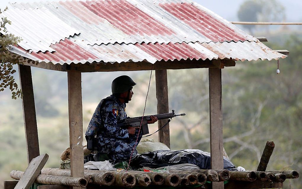 Een grenswacht van Myanmar bemant zijn post in het noorden van de staat Rakhine. In deze regio is nationalistische groepering Arakan Army actief. beeld EPA, Hein Htet