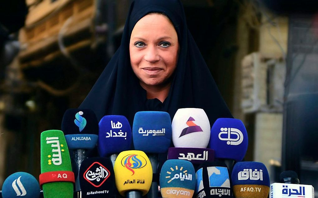 Jeanine Hennis tijdens een speech in Najaf, Irak, voor de gelegenheid met een hoofddoek. beeld AFP