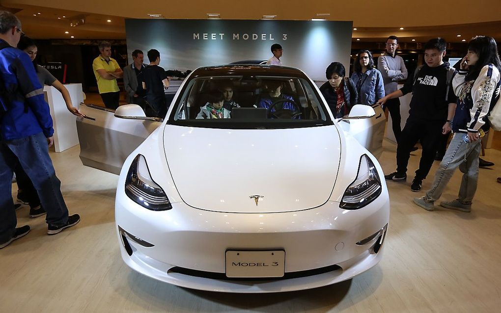 Een Tesla Model 3 in een winkelcentrum in Hongkong. beeld AFP