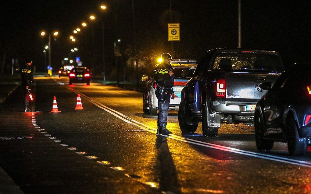 Politiecontrole op een toegangsweg naar Urk, een paar dagen na de vechtpartij op 11 maart. beeld ANP