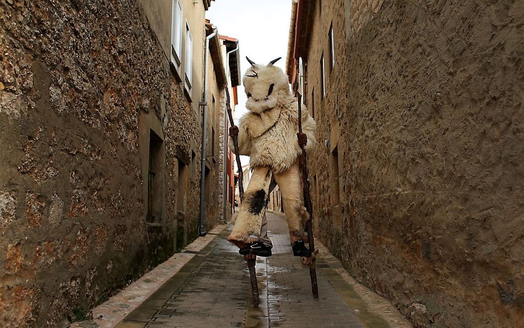 Een carnavalsvierder in Mecerreyes, Spanje. beeld AFP