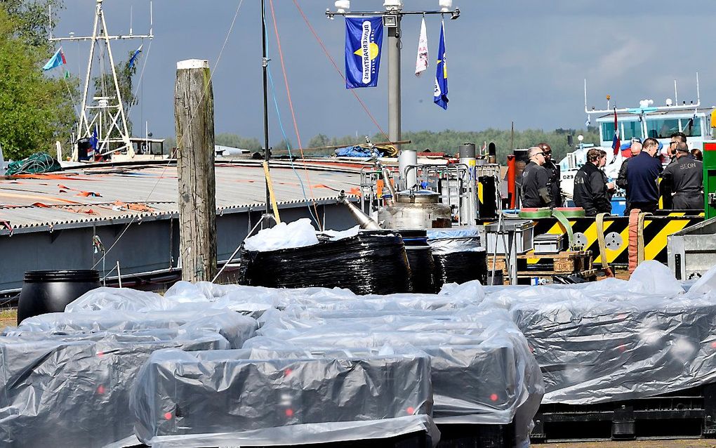 Politie tijdens de ontmanteling van een drugslaboratorium op een vrachtschip waar crystal meth gemaakt werd. beeld ANP, ERALD VAN DER AA