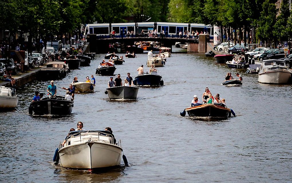 Bootjes op een gracht in het centrum van Amsterdam. beeld ANP, Robin van Lonkhuijsen