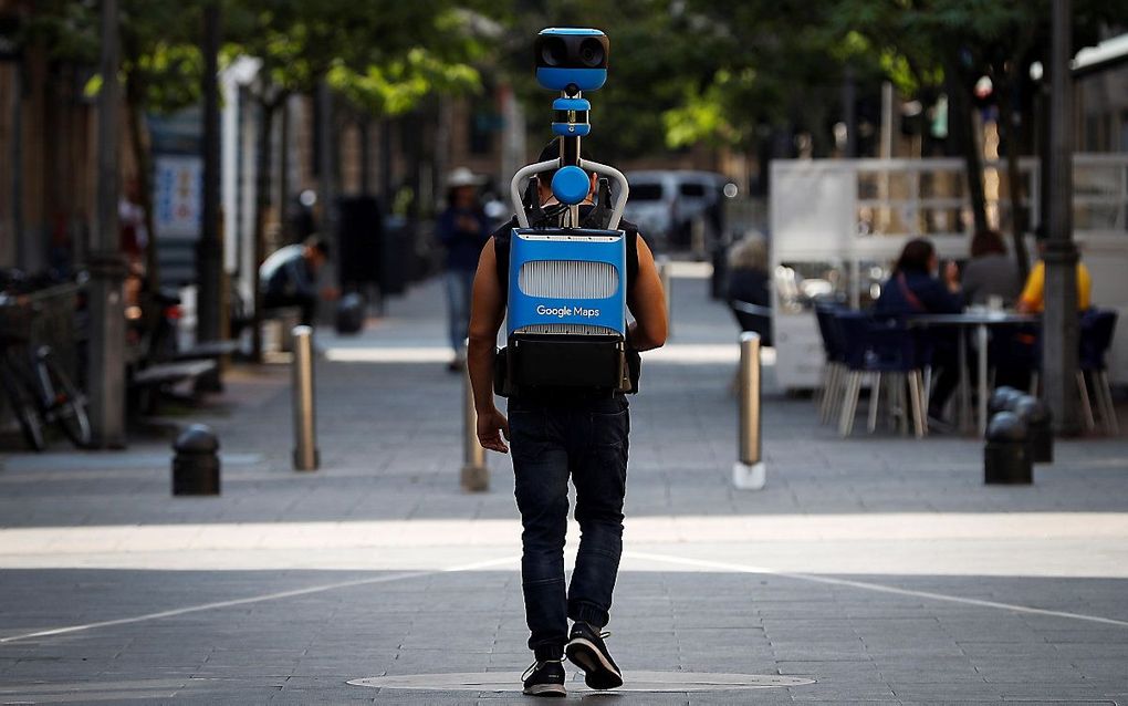 Een voetgangersgebied in de Spaanse stad San Sebastian wordt vastgelegd voor Google Streetview, juni 2019. beeld EPA