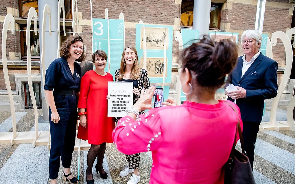 Lilianne Ploumen (PvdA) afgelopen zomer tijdens de overhandiging van een petitie in de Statenpassage om anticonceptie terug te krijgen in het basispakket. beeld ANP