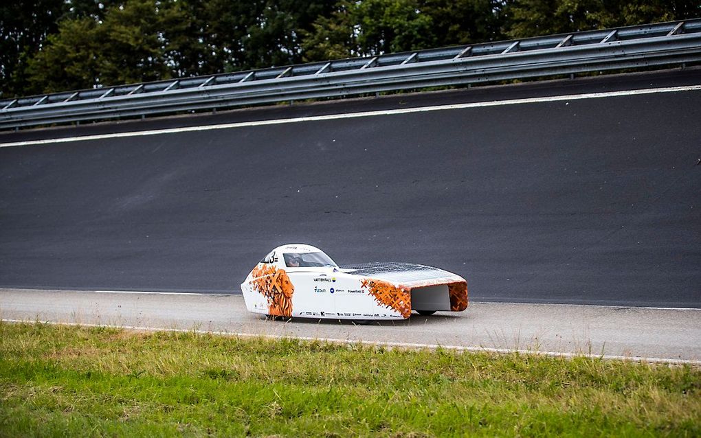 Een studententeam uit Delft wil in twaalf uur tijd een zo groot mogelijke afstand afleggen met een auto die op zonne-energie rijdt, zonder een druppel brandstof.  Beeld ANP, Jeroen Jumelet