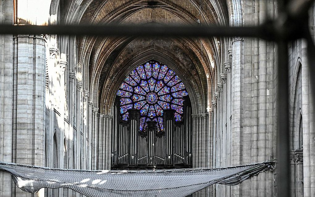 Het orgel in de Notre Dame net na de brand. beeld EPA