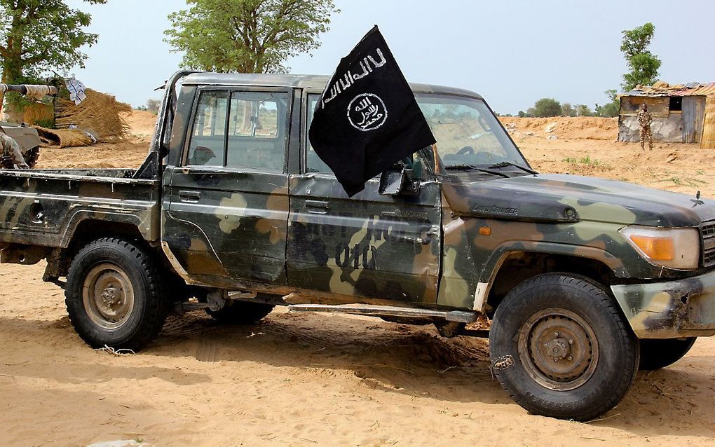 Een auto met de vlag van Iswap. beeld AFP