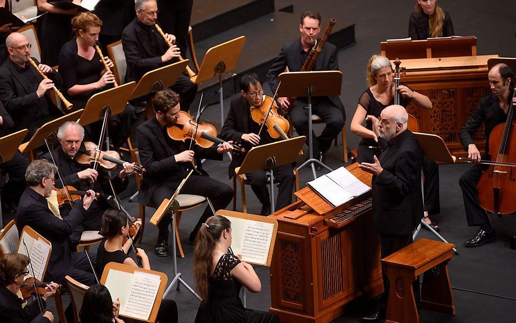 Ton Koopman en leden van het Amsterdam Baroque Orchestra & Choir tijdens een concert op 5 augustus 2019 in Spanje. beeld EPA, Pero Puente Hoyos