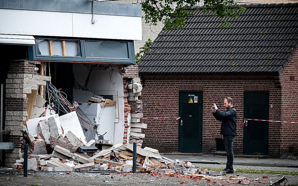 Veel schade na een plofkraak bij een geldautomaat aan de Doctor Ringersstraat. Door de explosie is de gevel van het pand zwaar beschadigd geraakt. beeld ANP, Rob Engelaar