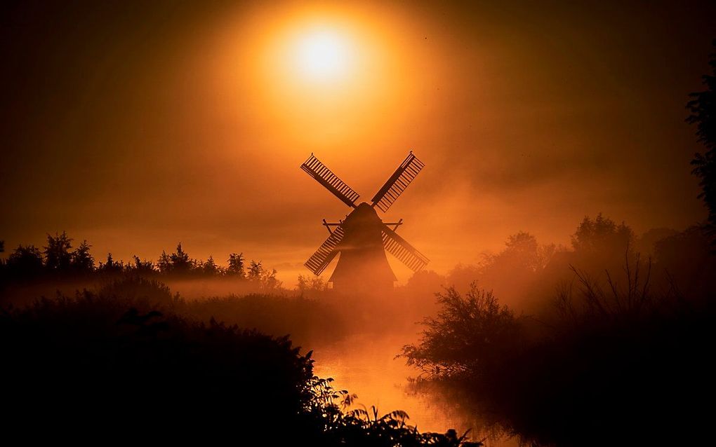 Een molen in de ochtendmist in natuurgebied Kardinge. beeld ANP, SIESE VEENSTRA