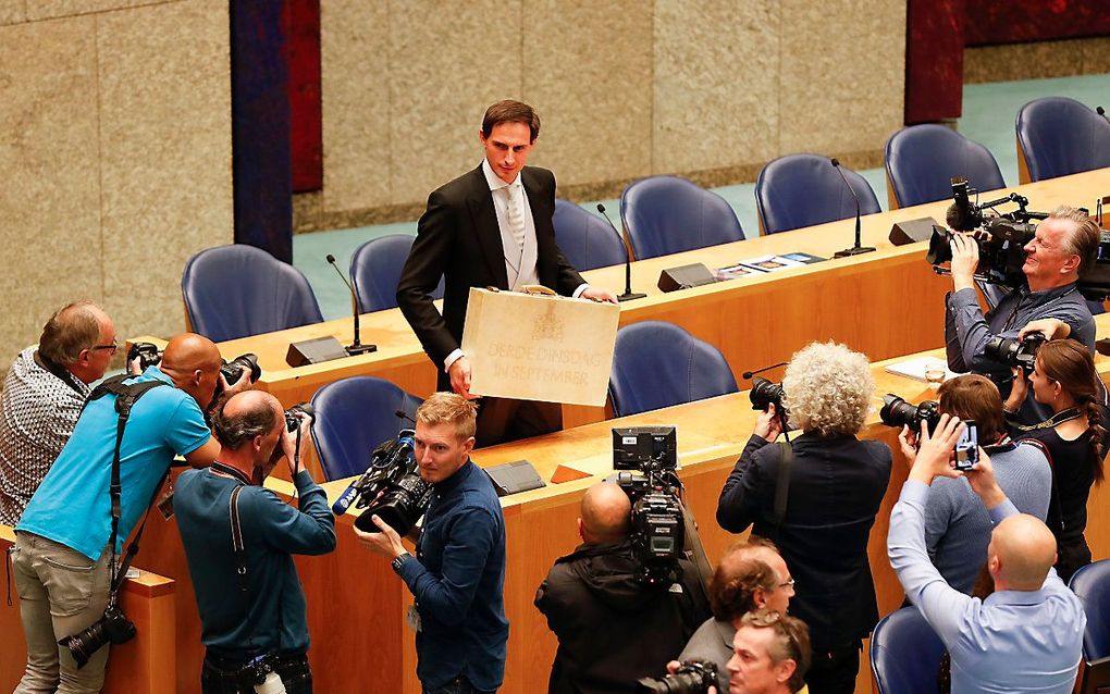 Minister Wopke Hoekstra van Financien presenteert op Prinsjesdag 2019 in de Tweede Kamer het koffertje met de rijksbegroting en miljoenennota. beeld ANP, REMKO DE WAAL