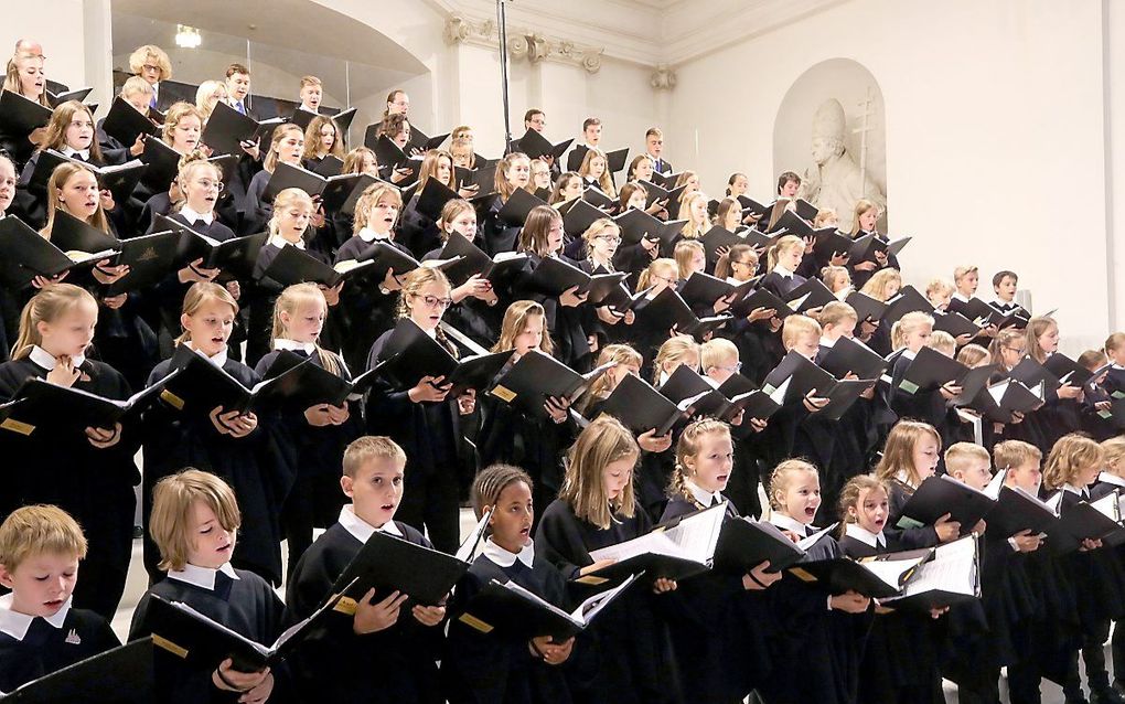 Een Duits kinderkoor treedt op in Fulda, september 2019. beeld EPA, Armando Babani