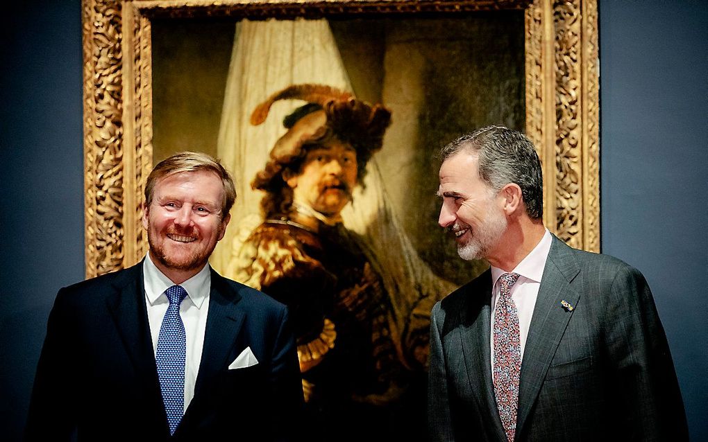 Koning Willem-Alexander en Koning Felipe VI tijdens een rondleiding over de tentoonstelling Rembrandt-Velazquez. Nederlandse en Spaanse Meesters in het Rijksmuseum. beeld ANP