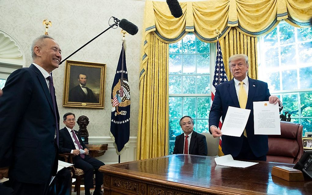 De Chinese vicepremier Liu He overhandigt een brief van president Xi Jinping aan Donald Trump, eerder deze maand. beeld EPA