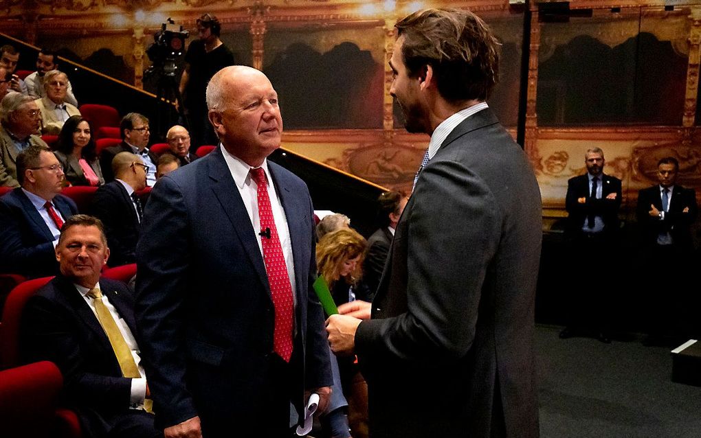 De Amerikaanse ambassadeur Pete Hoekstra (m.) en FVD-leider Thierry Baudet (r.), oktober 2019. beeld ANP, Sem van der Wal