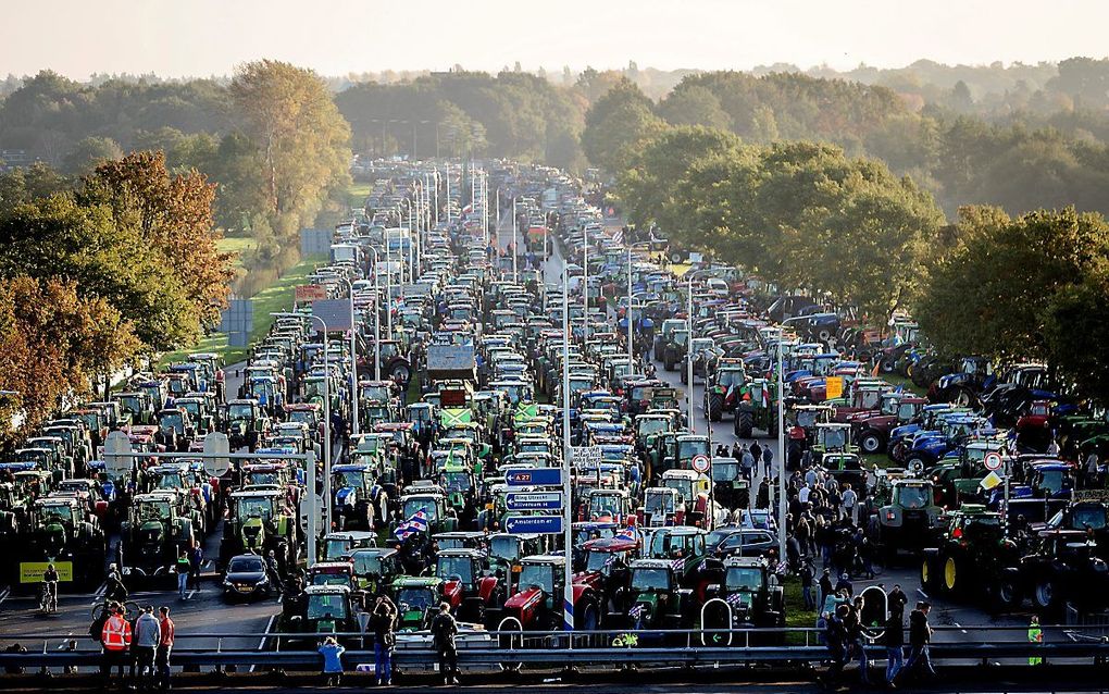 Boeren protesteren op 16 oktober massaal bij het RIVM in Bilthoven, omdat ze de stikstofcijfers van het instituut niet vertrouwen. Een door minister Schouten ingesteld adviescollege concludeerde donderdag echter dat de berekeningen wetenschappelijk voldoe