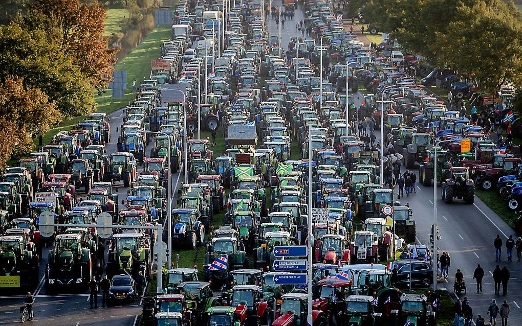 Boerenprotest bij het gebouw van RIVM. beeld ANP