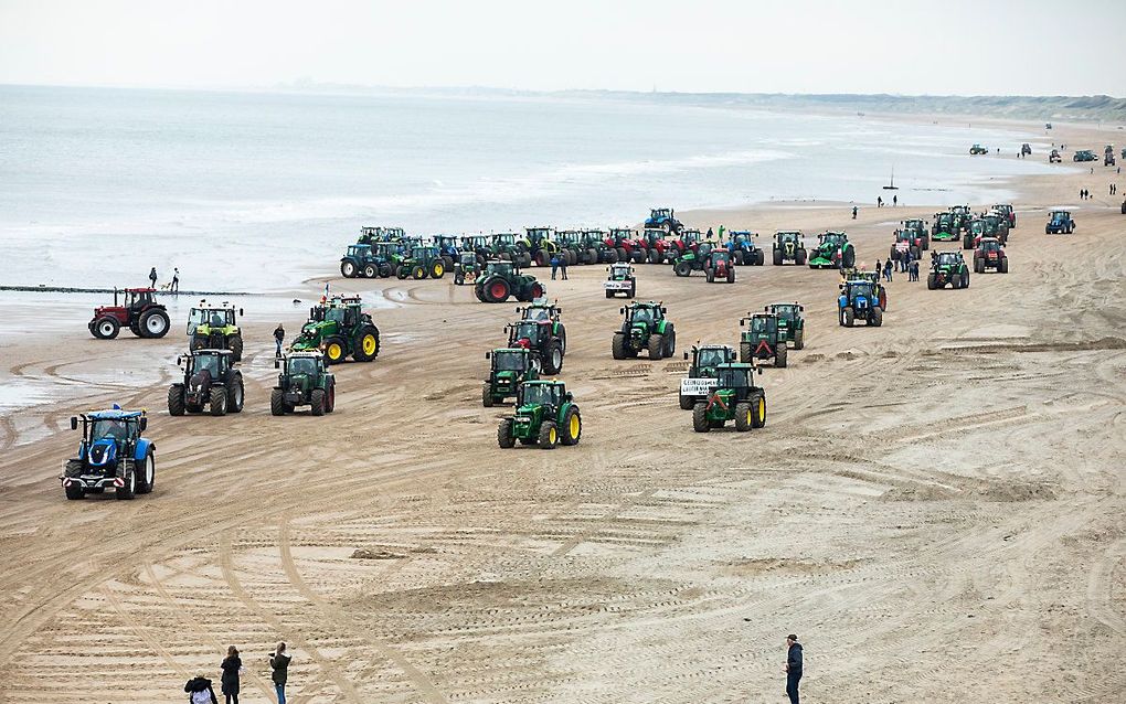 Boeren reden vorig jaar via het strand naar Den Haag om te demonstreren. beeld ANP