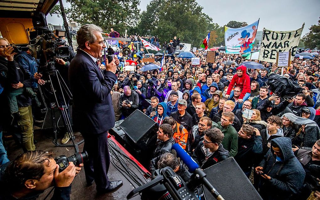 Roelof Bisschop (SGP) spreekt boeren toe tijdens een protest in Den Haag, op 16 oktober vorig jaar. beeld ANP, Remko de Waal