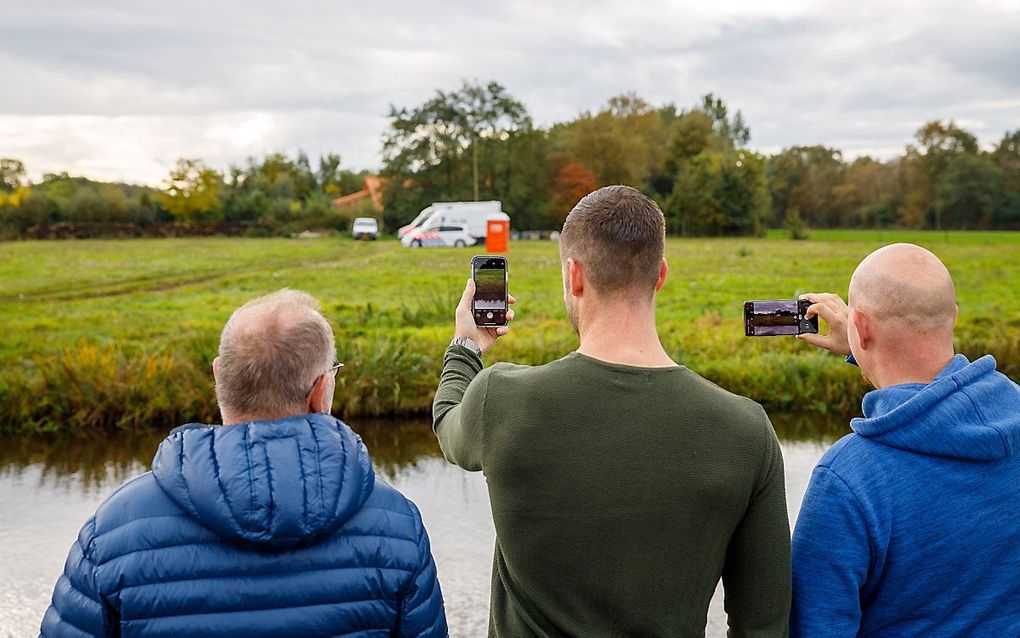 Belangstellenden bij de boerderij in Ruinerwold. beeld ANP