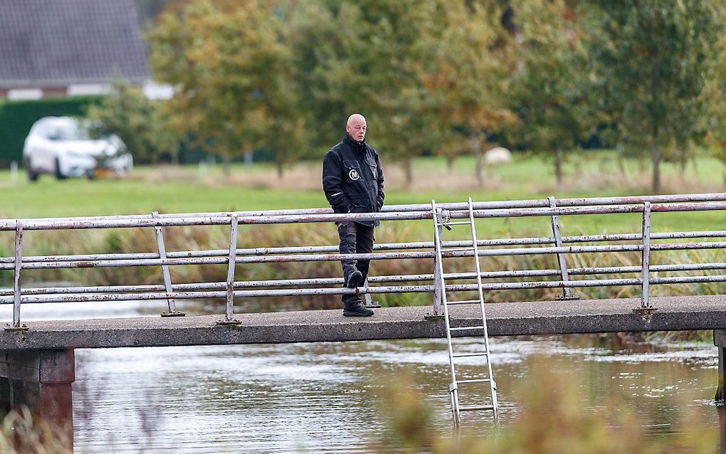 Een beveiliger bij de boerderij in Ruinerwold. beeld ANP