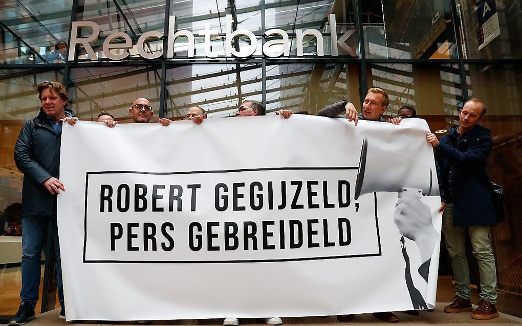 Journalisten demonstreren bij de rechtbank tegen de gijzeling van NOS-verslaggever Robert Bas. beeld ANP