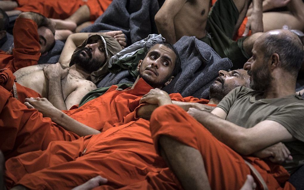 Mannen die verdacht worden van banden met IS, worden bewaard in een Koerdische gevangenis. beeld AFP