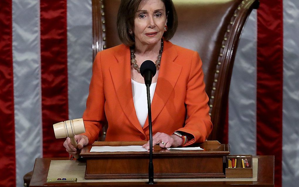 Nancy Pelosi, voorzitter van het Huis van Afgevaardigden, sluit de stemming met een hamerslag. beeld AFP