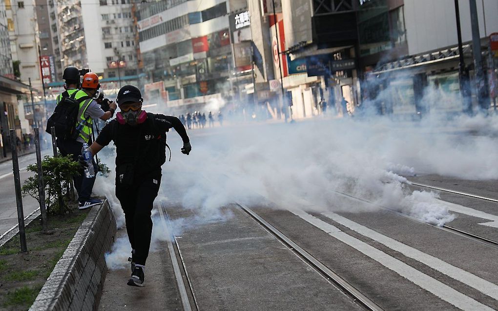 De politie in jaagt demonstranten in Hongkong met traangas uit elkaar. beeld EPA