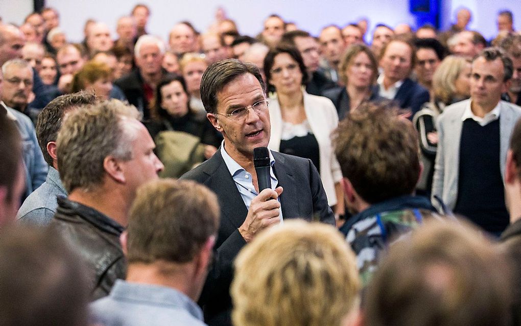 Premier Mark Rutte in gesprek met boeren tijdens de stikstofbijeenkomst van de VVD. beeld ANP