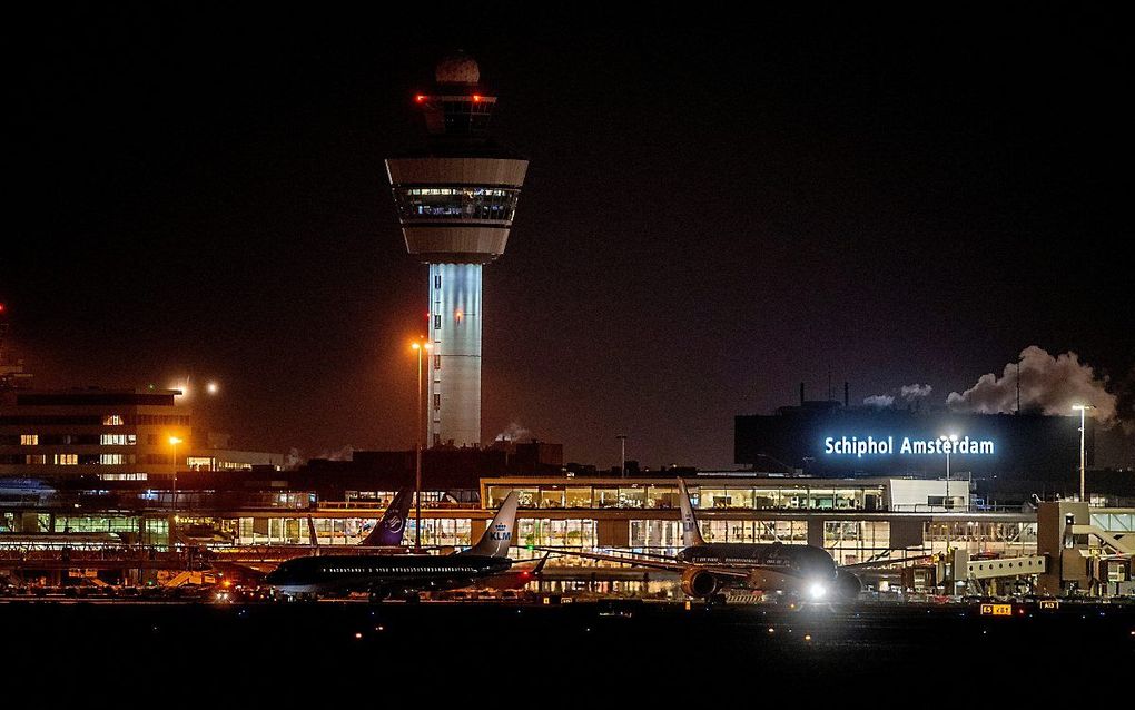 „De enige milieuoplossing voor 2020 is óf minder vluchten óf Schiphol in zee.” beeld ANP, Robin Utrecht