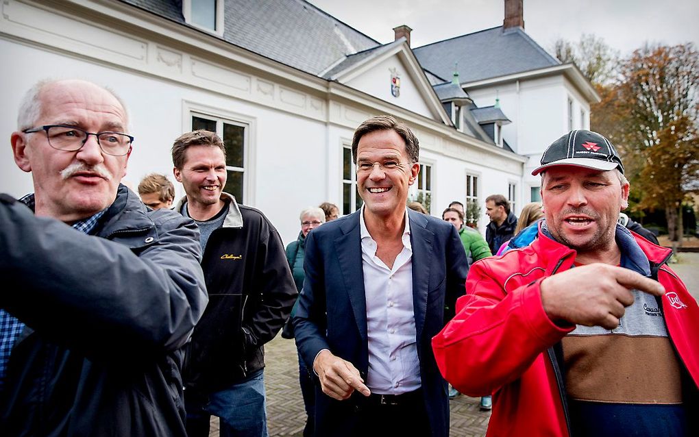 Mark Rutte met een aantal boeren bij het Catshuis. beeld ANP