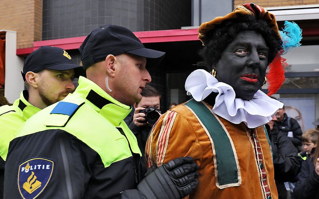 Edwin Wagensveld, voorman van Pegida, wordt opgepakt door de politie tijdens de Sinterklaasintocht in Apeldoorn. beeld ANP